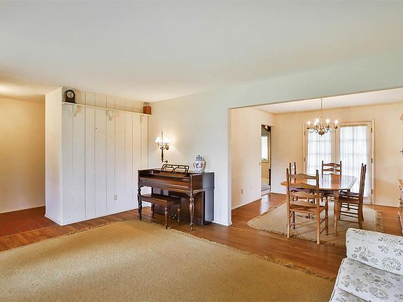 3rd image of 825 Montmartre Ct