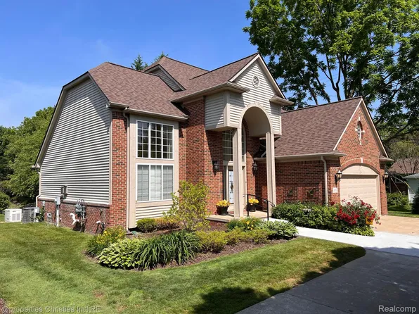 100 Charrington Ct, Beverly Hills, MI 48025