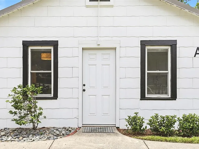 2704 E Jefferson St — Photo 27