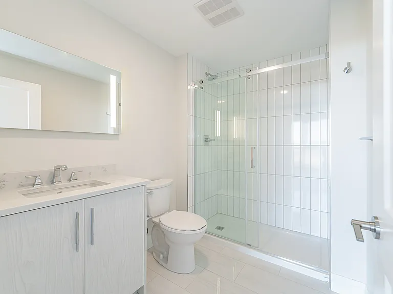 460 Columbia St W — Photo 134