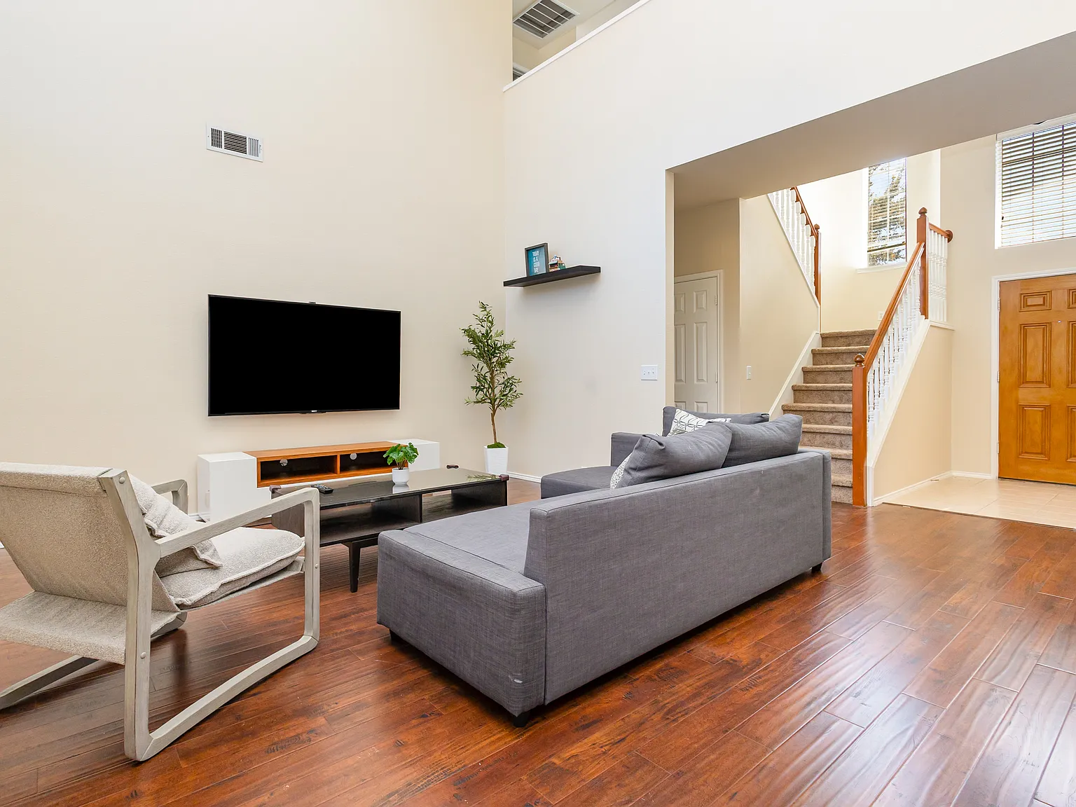 4 bed, 2.5 bath, 2423 sqft, $8,400 — Photo 2