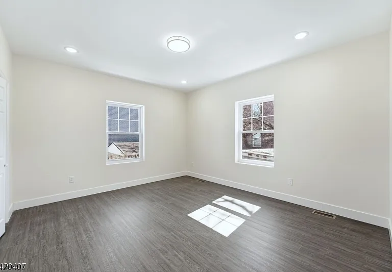392 S 19th St — Photo 15
