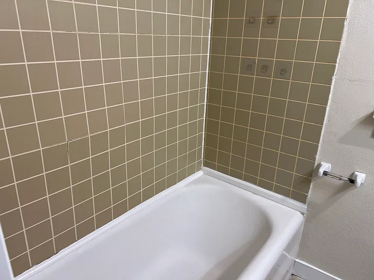 918 Robinson St — Photo 12