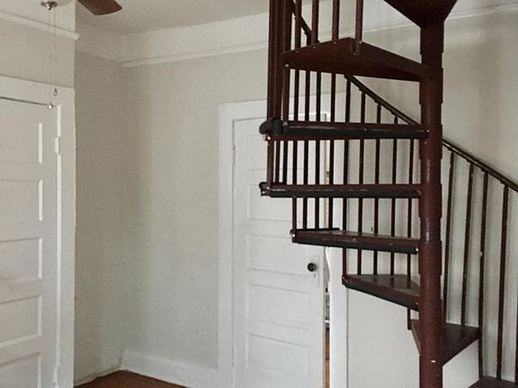 3rd image of 819 Shirley Ave