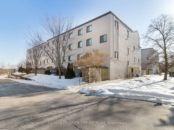 1016 Falgarwood Dr #37, Oakville, ON L6H 2P5
