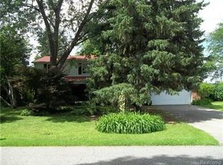 4274 Claire Dr, West Bloomfield, MI 48323