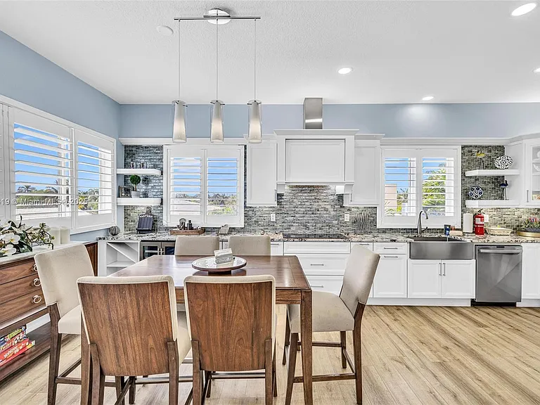 311 N Surf Rd — Photo 4