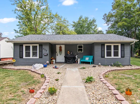 111 W Washington St, Girard, IL 62640
