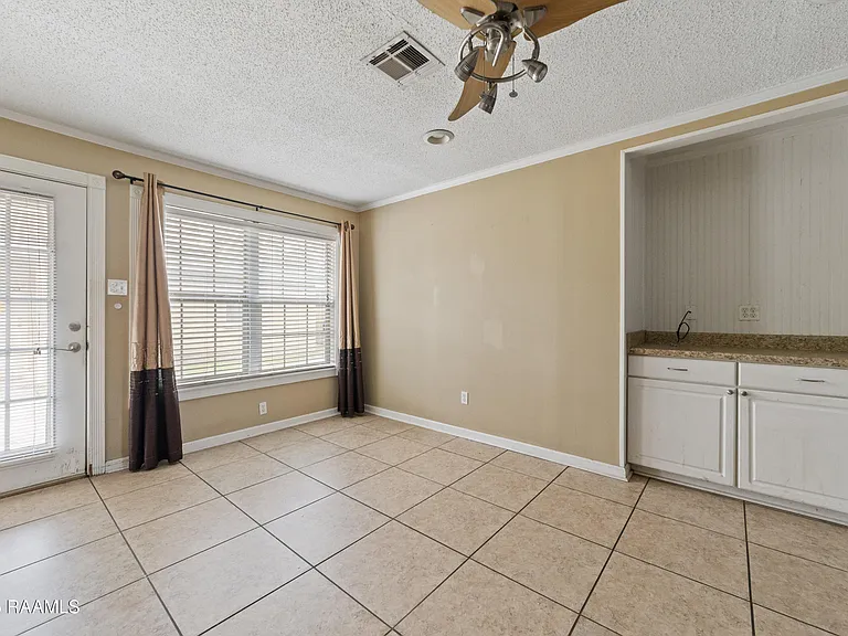 1501 W Saint Mary Blvd #B — Photo 5