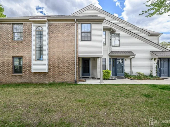 2302 Bayhead Dr, Parlin, NJ 08859