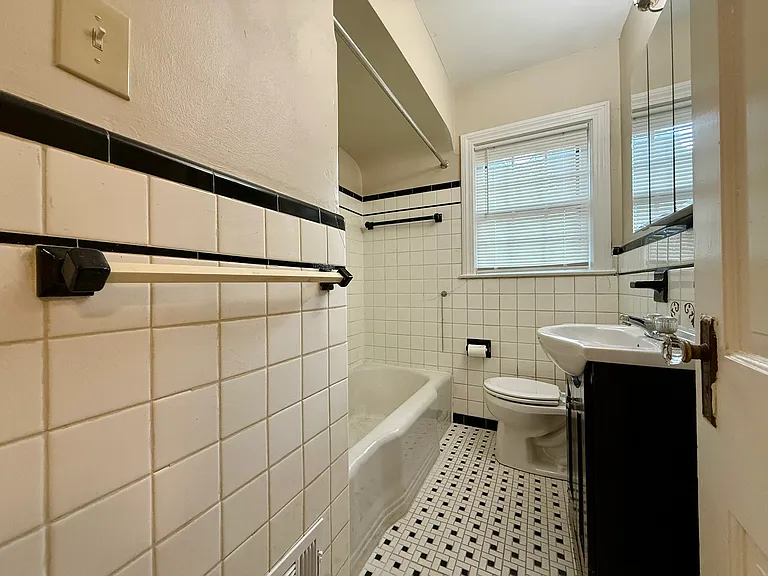 2525 Glenmary Ave #1 — Photo 10