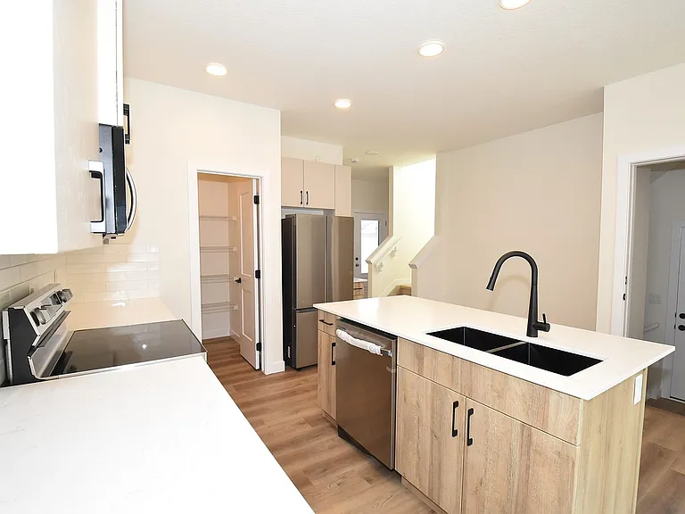 2131 5th Ave SW — Photo 1