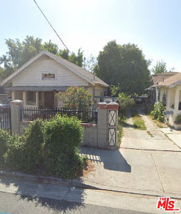 2nd image of 1047 S Normandie Ave