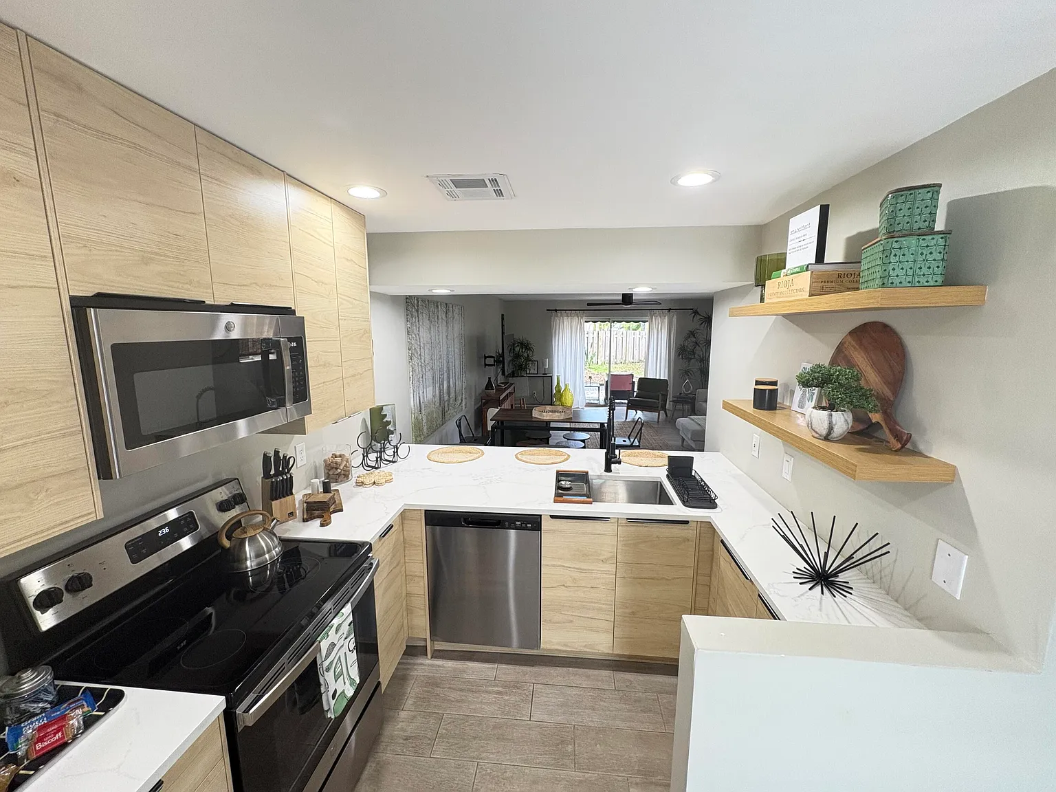 2 bed, 2.5 bath, 1055 sqft, $2,995 — Photo 2