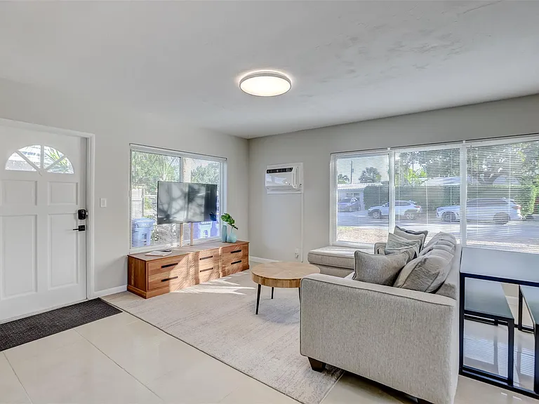 1005 NE 17th Ct — Photo 6