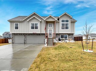 1813 Winchester Dr, Pleasant Hill, MO 64080