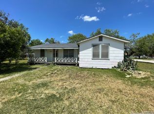 511 E Blair St, Three Rivers, TX 78071