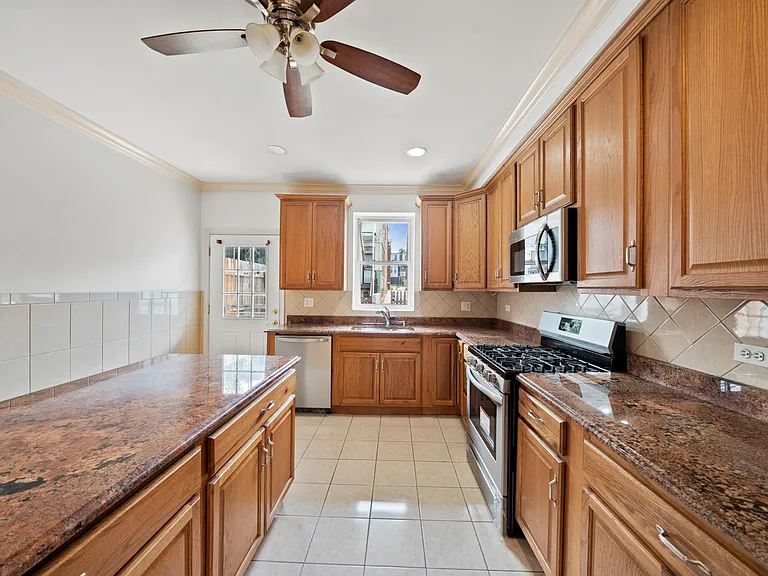 411 N Kenwood Ave — Photo 2