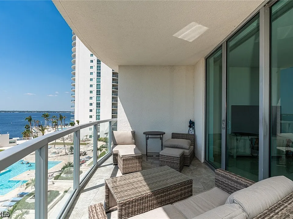 3000 Oasis Grand Blvd #801