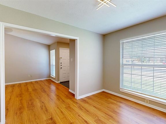 3rd image of 304 Amherst Cir