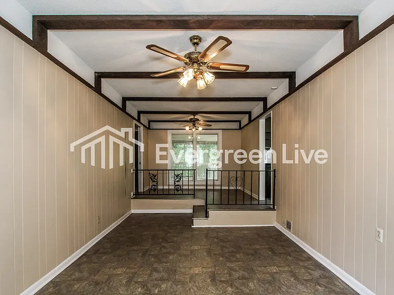 1413 Dogwood Ln — Photo 7