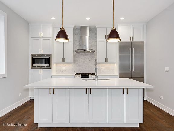 3rd image of 2424 W Lyndale St #2