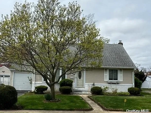 906 Stratford Drive, East Meadow, NY 11554