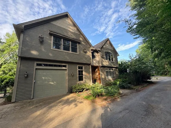20 Bungalow Point, Wilbraham, MA 01095