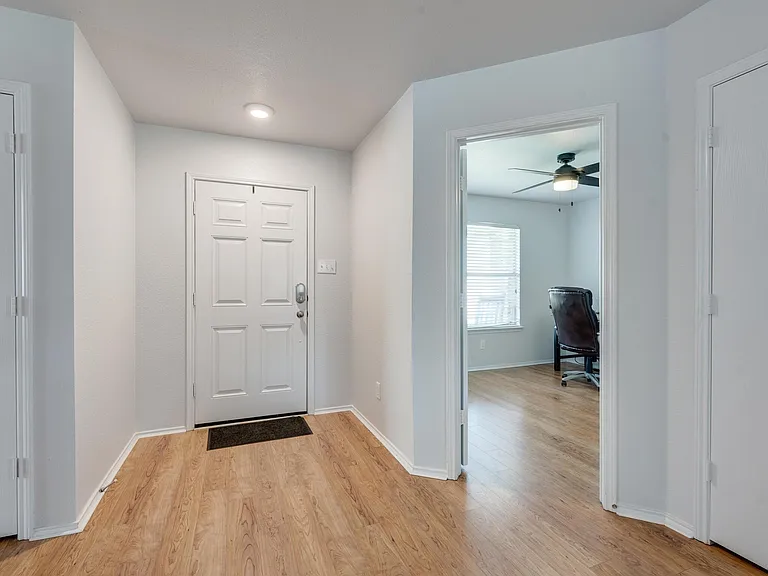 542 Del Mar Dr — Photo 3