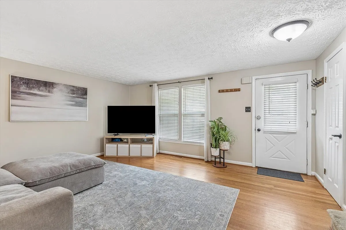 4 bed, 1520 sqft, $2,600 — Photo 2