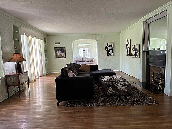 18th image of 607 W 2nd St