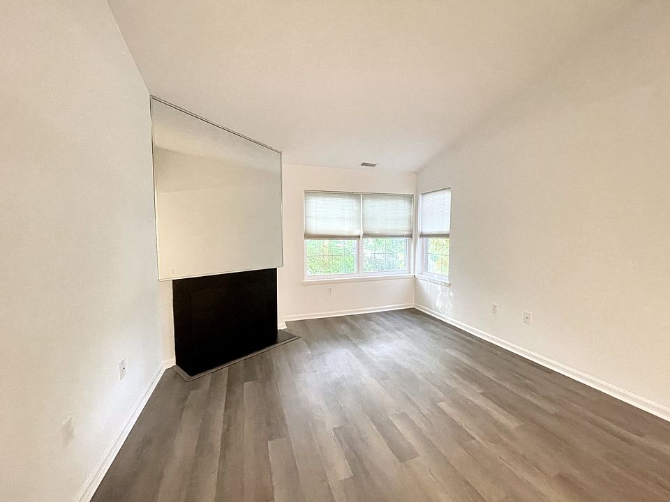 1st image of 633 E Lakefront Cir #633