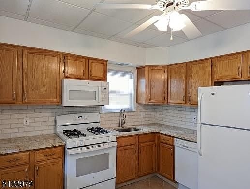 Granite countertop w/coordinating backsplash