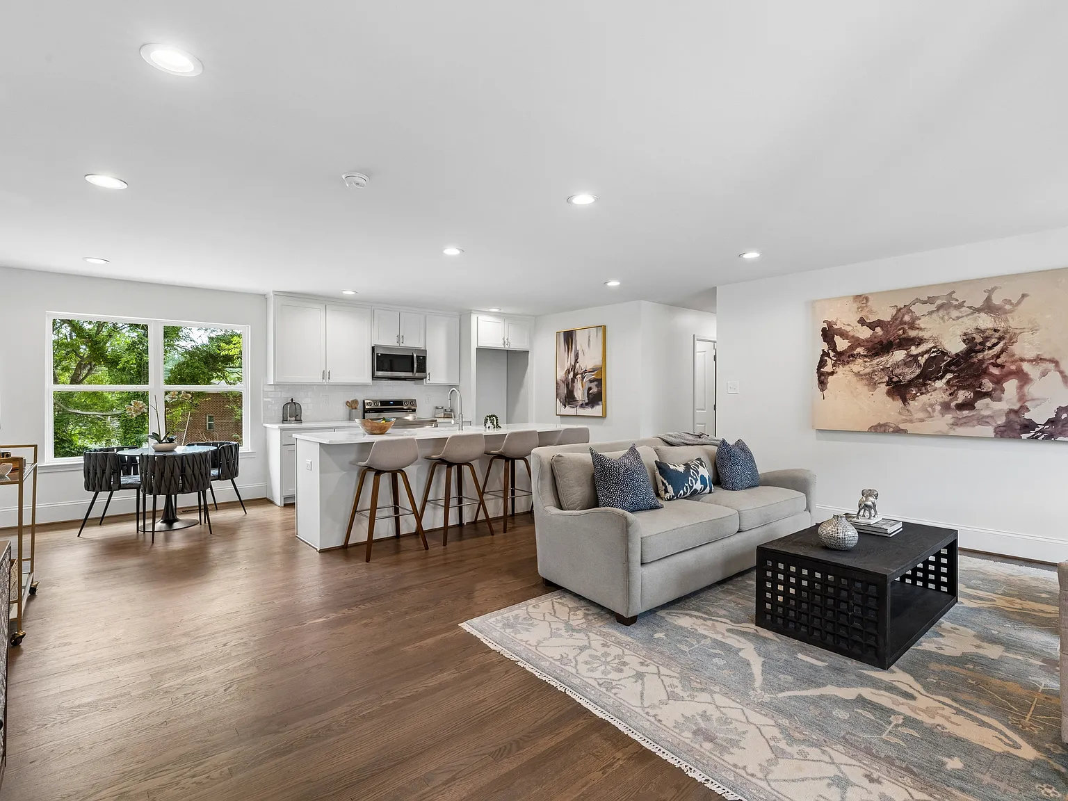 3 bed, 1264 sqft, $2,200 — Photo 3