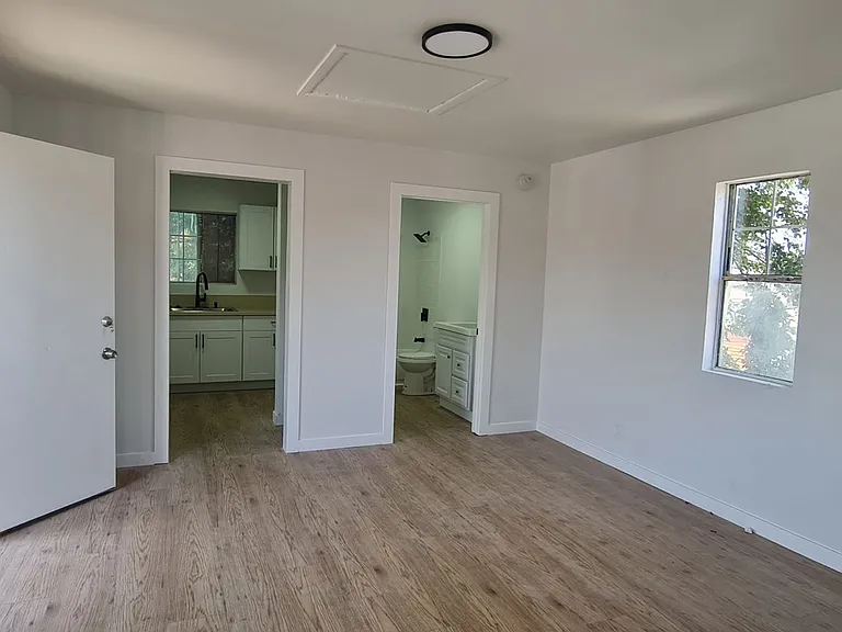 1527 E 22nd St — Photo 13