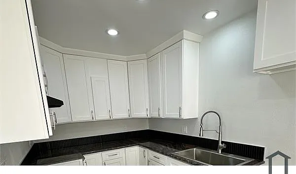 2 bed, 700 sqft, $2,200 — Photo 2