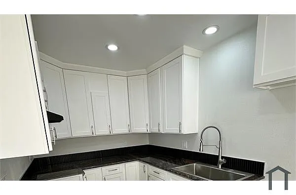 Building Photo - 3916 S Normandie Ave