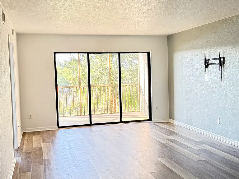 175 Kings Hwy #526 — Photo 11