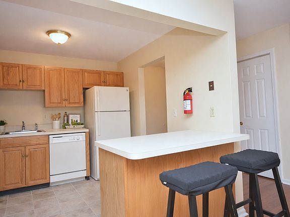 Kitchen with eat in counter