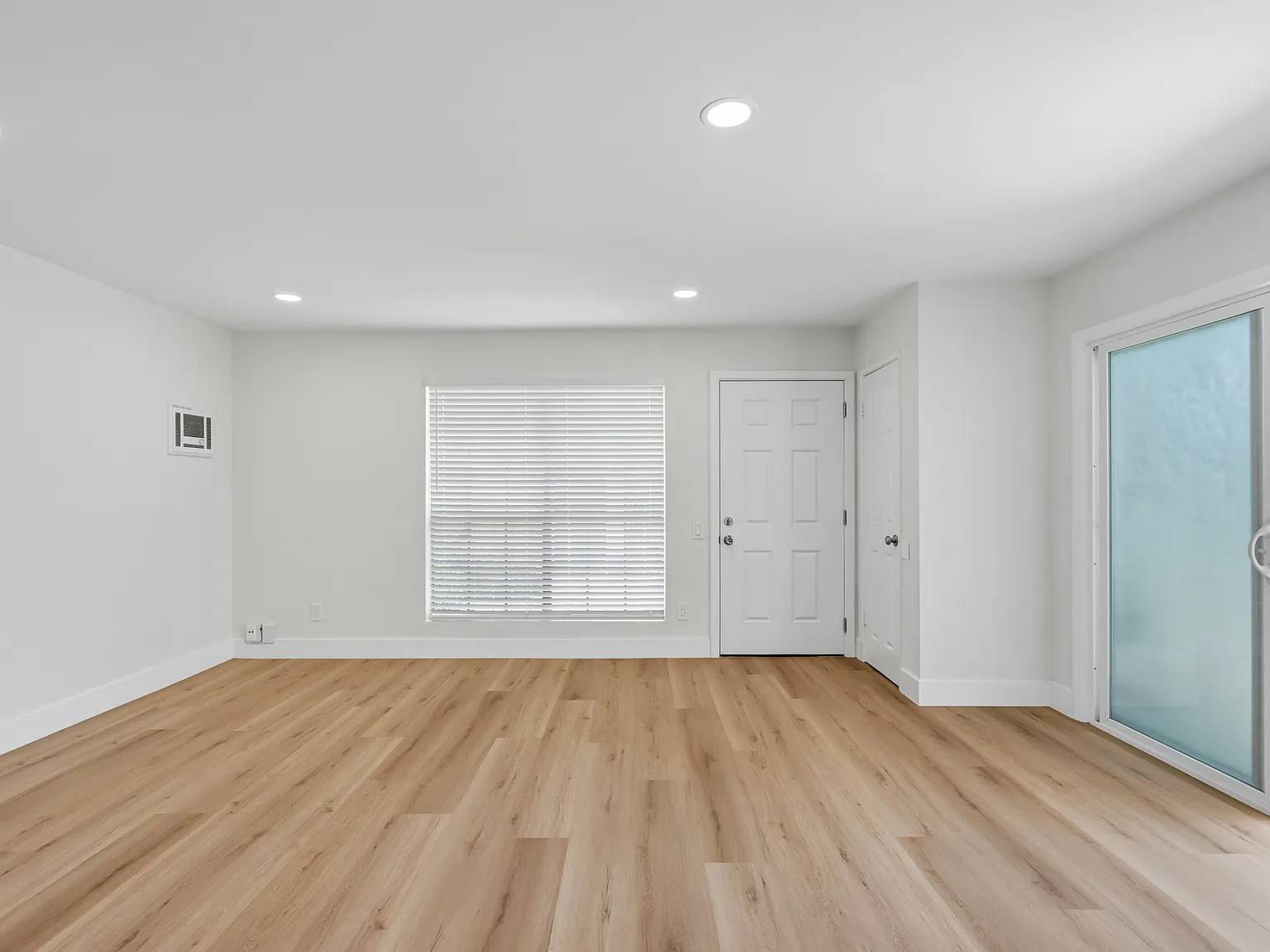3 bed, 1212 sqft, $2,995 — Photo 3