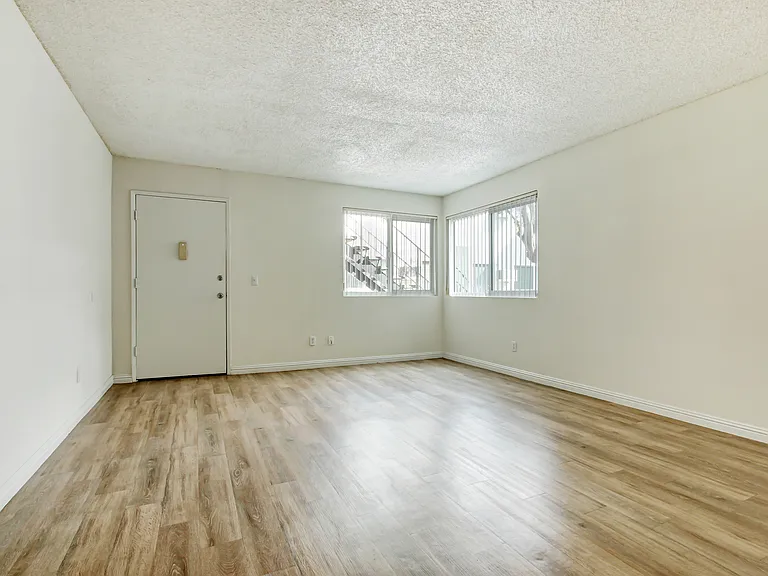 Country Club Apartments — Photo 28