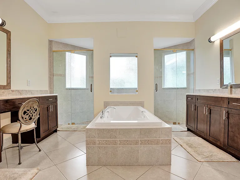 15910 Lindbergh Ln — Photo 29