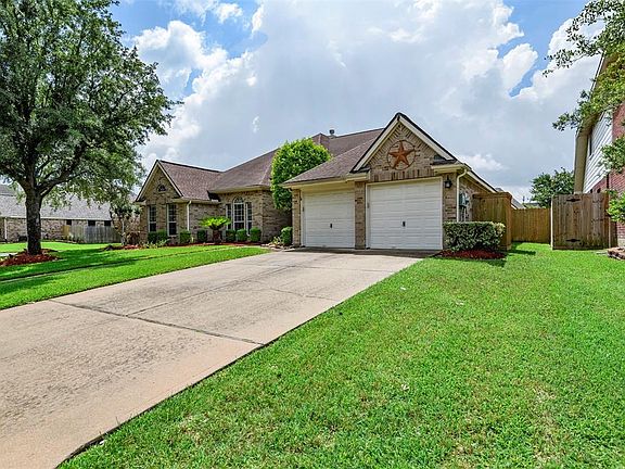 Fence installed 2019 with secluded trash area