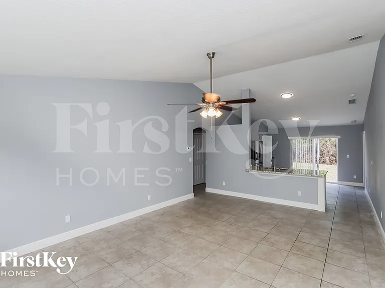 721 Carlyle Ave SE — Photo 3