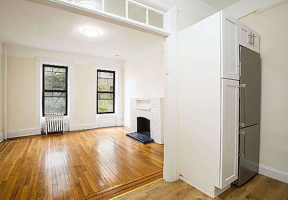 3rd image of 26 Jane St APT 4E