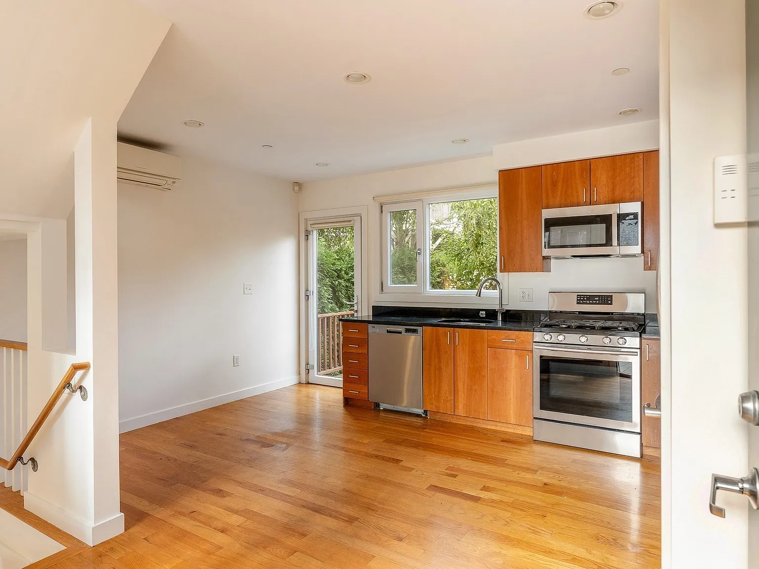 4 bed, 2.5 bath, 1451 sqft, $5,175 — Photo 3