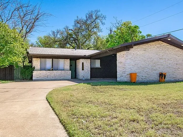 1120 Chippendale Dr — Photo 1