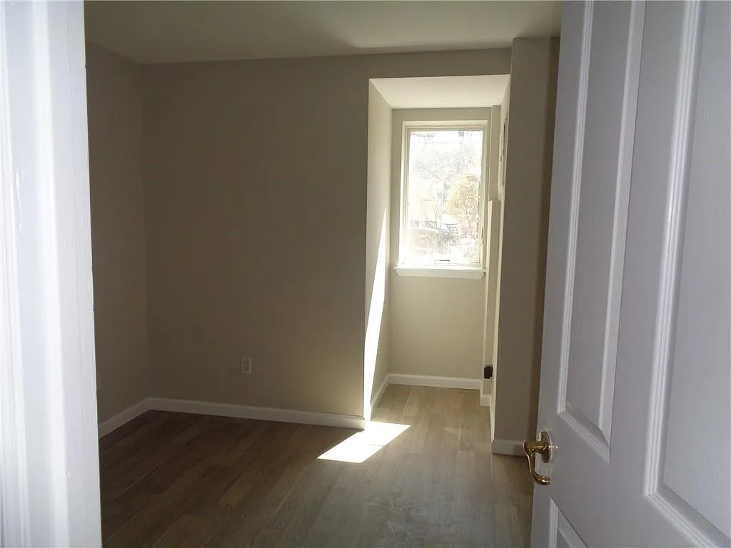 2405 Clarendon Road — Photo 4