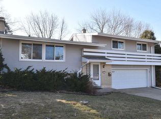 5307 Olympia Ln, Greendale, WI 53129