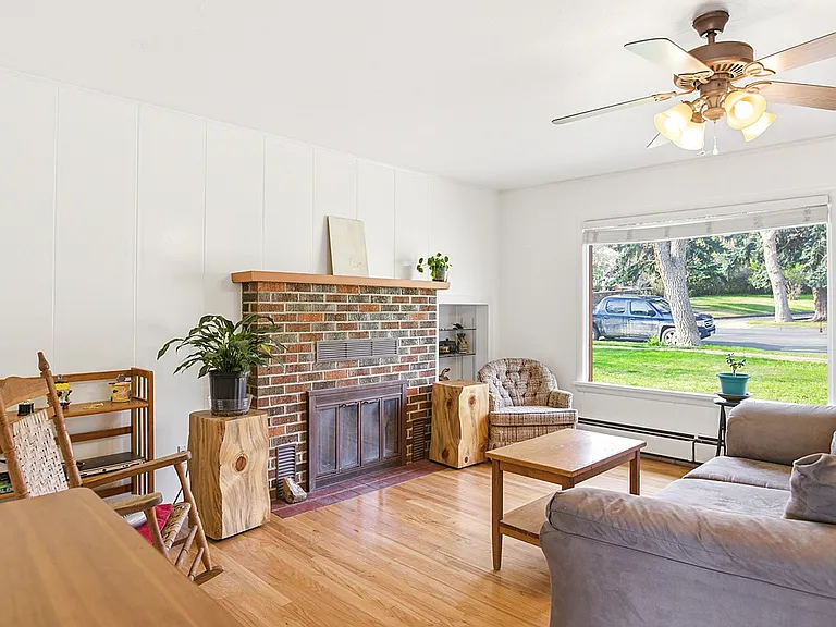 814 Stuart St — Photo 2